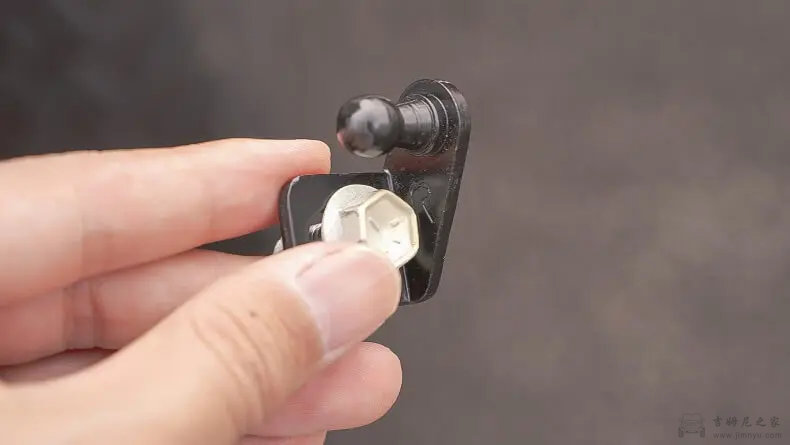 吉姆尼引擎盖液压杆安装教程02