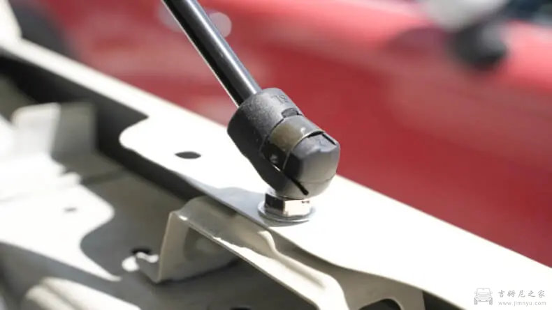 吉姆尼引擎盖液压杆安装教程02