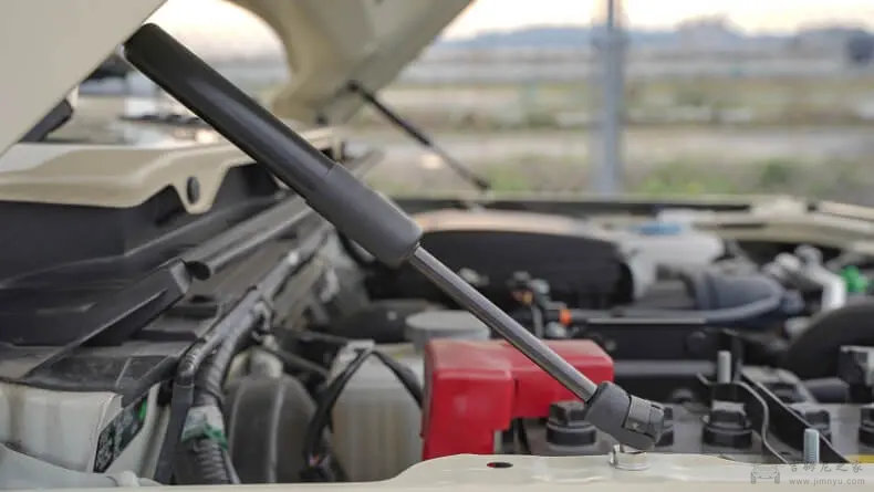 吉姆尼引擎盖液压杆安装教程02