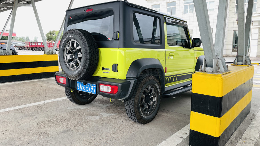 吉姆尼 JB74 右后方视角