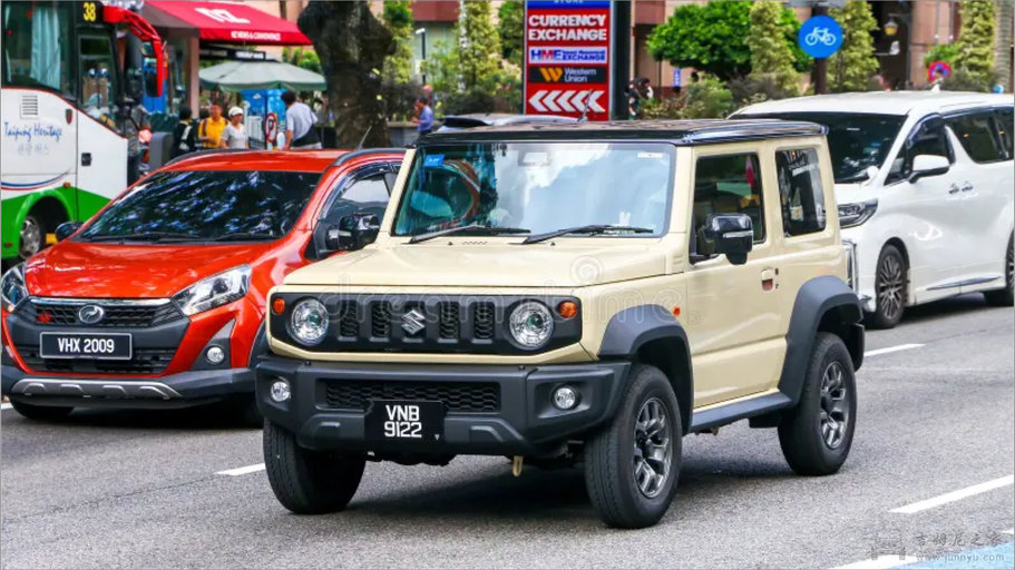 Suzuki Jimny JB74 city traffic driving