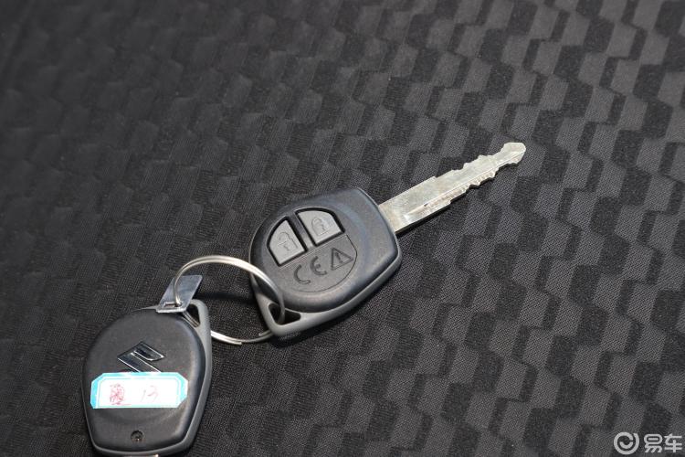 吉姆尼车钥匙更换电池教程