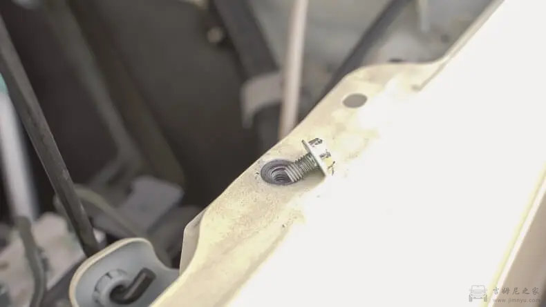 吉姆尼引擎盖液压杆安装教程02
