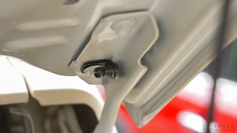 吉姆尼引擎盖液压杆安装教程02