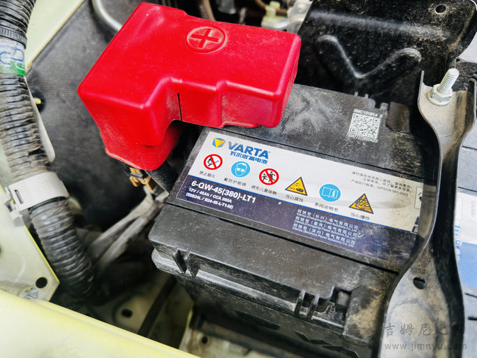 如何更换吉姆尼电瓶1